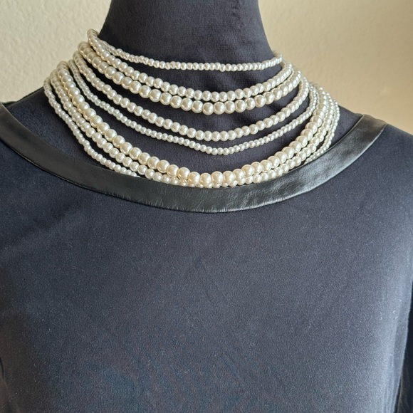 Elegant Black Dress - Picture 2 of 2